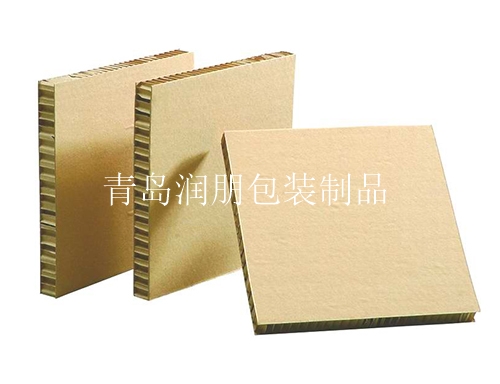 蜂窝纸板的结构和制造原理是根据天然蜂窝的结构原理制造的